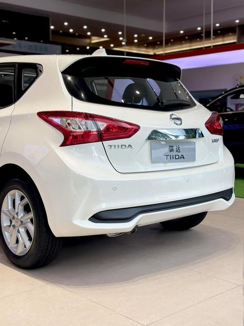 尼桑骐达两厢车图片(东风日产骐达两厢车)